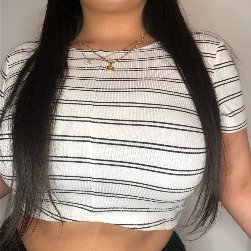 B&w short sleeve crop too